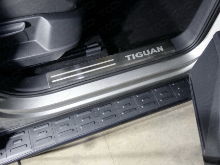 Volkswagen Tiguan 2017- Накладки на пластиковые пороги (лист шлифованный надписьTiguan) 2шт	